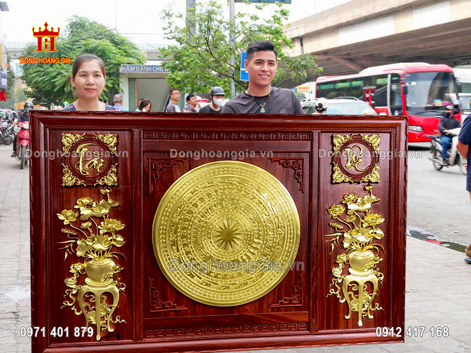 Bức tranh trống đồng mạ vàng được nghệ nhân chế tác hoàn toàn thủ công tinh xảo